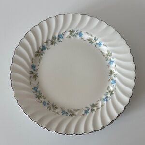 2 x Johnson Brothers Sovereign Potters “Morning
Glory” Dinner Plates Ironstone